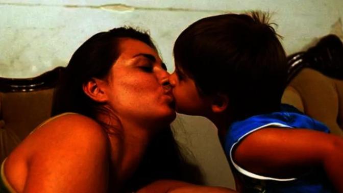 Do you agree with psychologists that parents ought to stop kissing their children on the lips as it causes confusion?