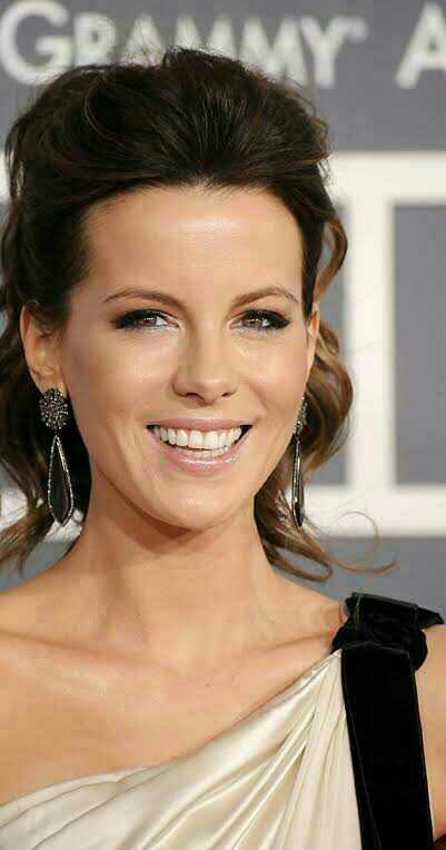 Who is hotter and more attractive? Kate Beckinsale or Jennifer Aniston?