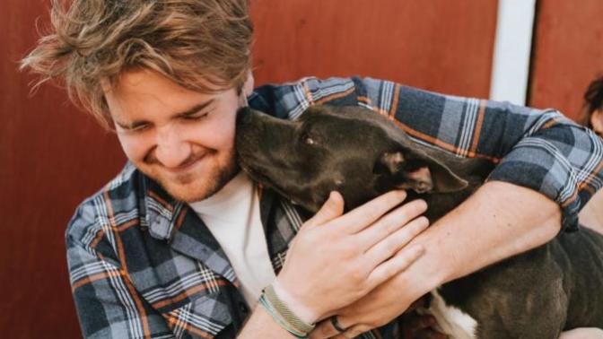 Do cats prefer women and dogs prefer men?