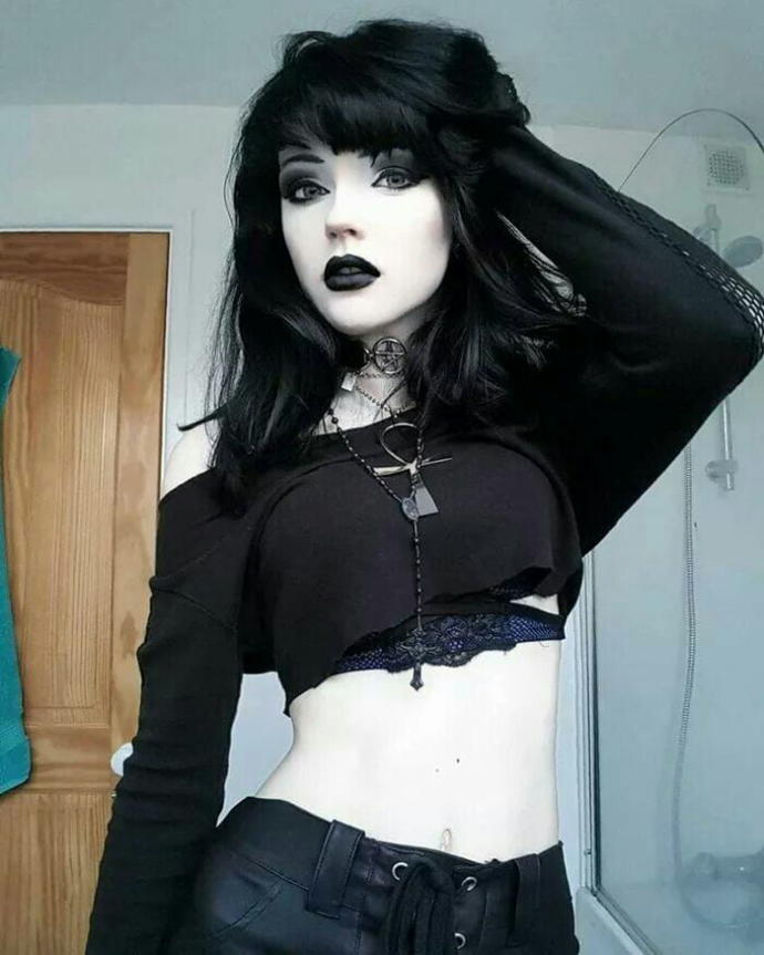 Do you like the “goth” girl style?