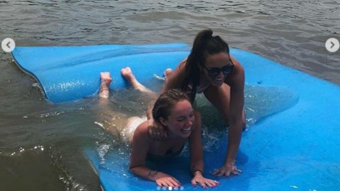 Someone said it looks like the girl on the left isn't wearing any bottoms, do you think it looks like that?