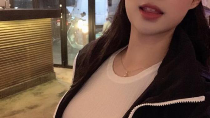 Would you be obsessed by Asian girl’s black straight hair?