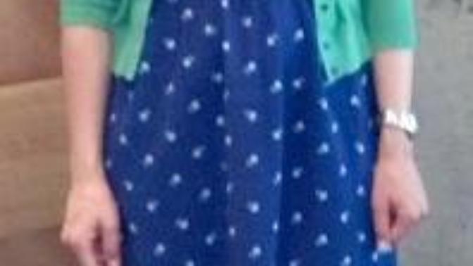 Does these heels suit the blue dress with green top that this woman is wearing?