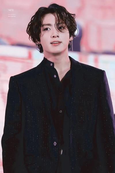 Does the rise in popularity of k pop stars (male) reflect the rise in popularity of feminine facial features in men?