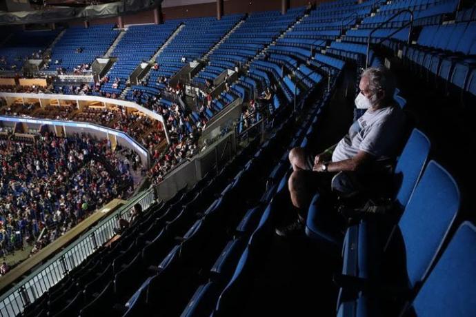 Why were the crowds so small at the Trump rally?