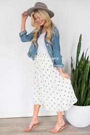 Which of these women is wearing the style of clothes that you think is best?