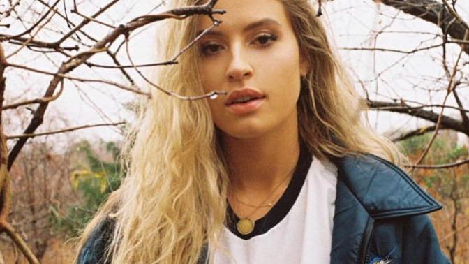 Female artists that you would 10/10 simp for?