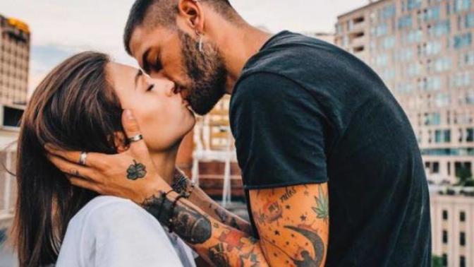 How do I get a guy to kiss me on our date?