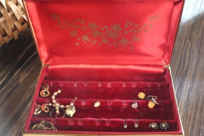 Another auction unsearched jewelry?