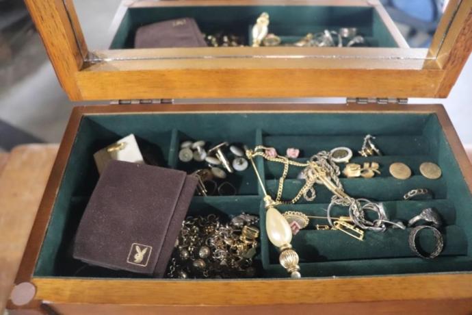 Another auction unsearched jewelry?