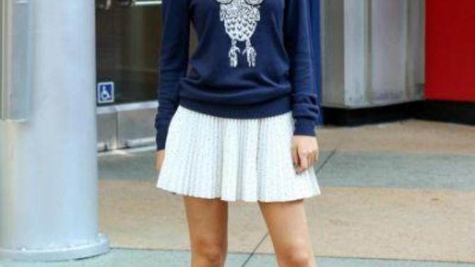Which clothes that these women are wearing is of the greatest style (Part 1 of 2)?