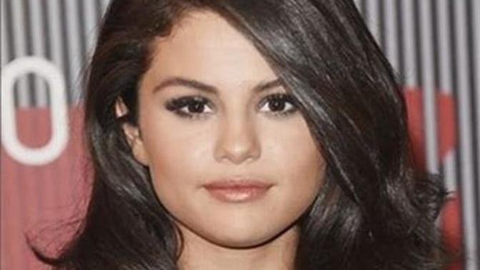 Who's more attractive to you Selena Gomez or Hailey Baldwin?
