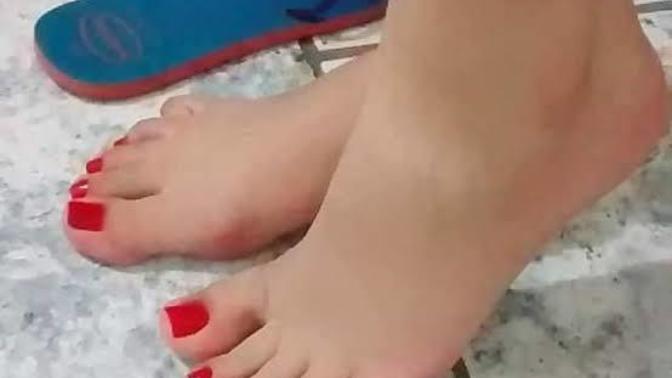 Girls, Do you use nail polish on your feet? İf is yes which colour is that?
