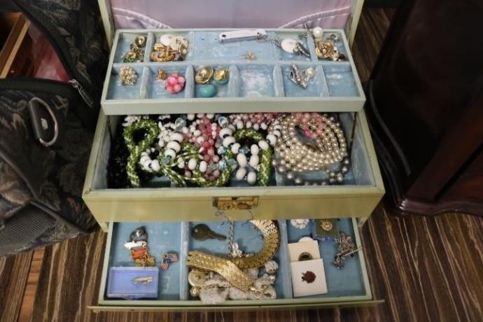 Auction up, more Jewelry maybe more Gold ,best ?