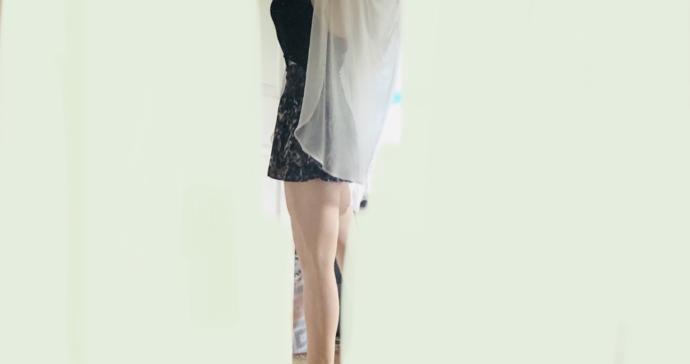 I’m guessing the answer is NO but I’ll try anyhow As I already have pics: Does this chiffon -whatever it is-help mitigate the shortness of the skirt?