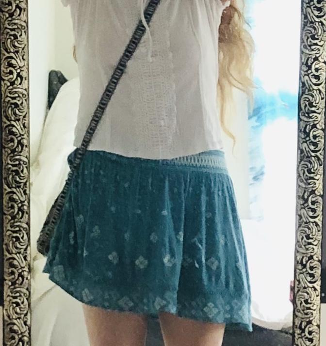 Last clothing question for the week βοΈππ Do you notice anything funny about my BLOUSE : Uneven lines, Pattern out of place, Bra straps showing etc?