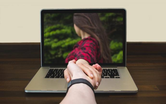 Can you fall in love without ever meeting the person?
