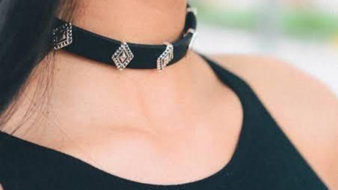 Are chocker necklaces hot/attractive?
