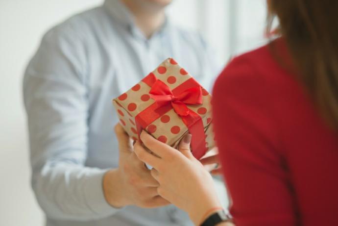 Men how would you feel if for the first date a woman brings you a small gift?