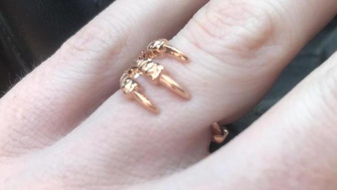 What do you think of women who wear these kinds of finger rings?