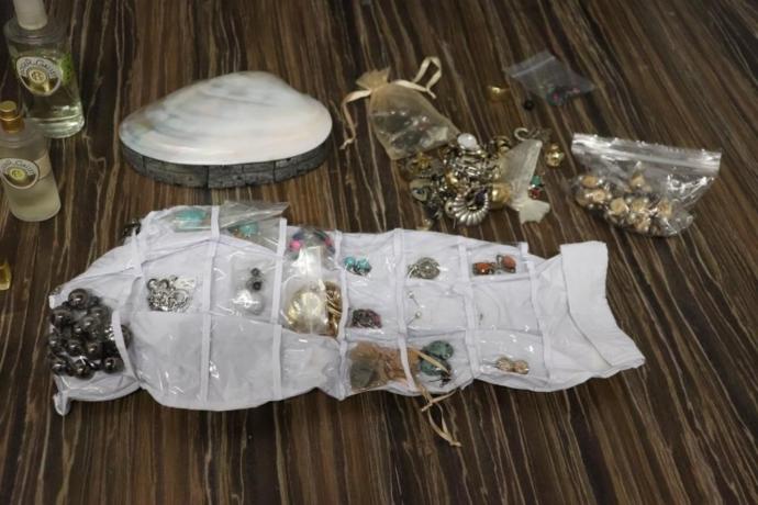 Another auction more Jewelry and silver besties?