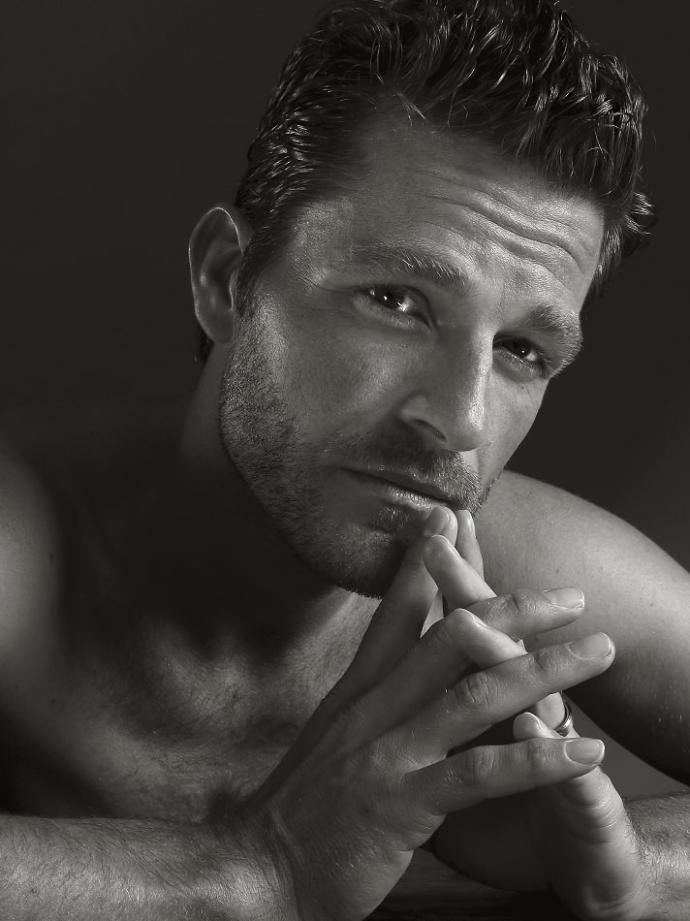 In what ways do you think men and women experience love and heartbreak differently?