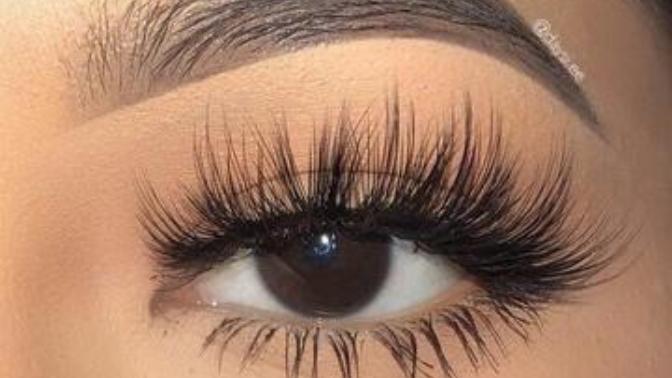 Which eye makeup do you find more attractive?