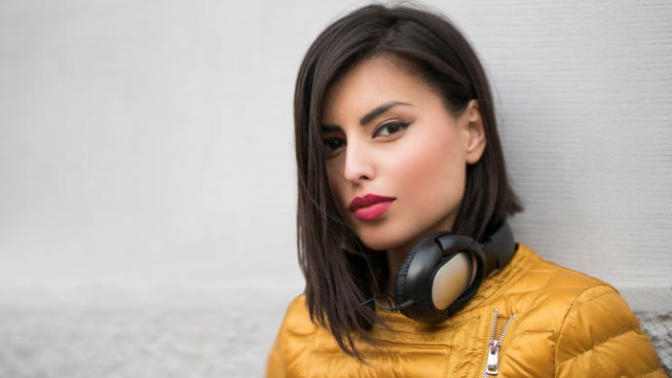 Guys, do REALLY pretty women intimidate you?