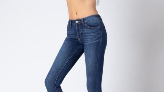 Do guys prefer Skinny girls or Curvy girls?