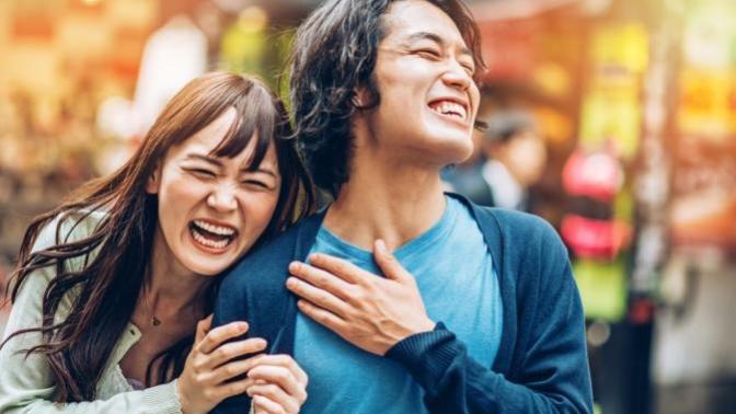 Do you find yourself to be more fun when you are trying or does your humor come naturally during conversations?