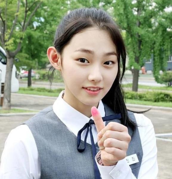 Guys are you ok with it if your girlfriend wears double eyelid tape because she doesn’t have double eyelids?