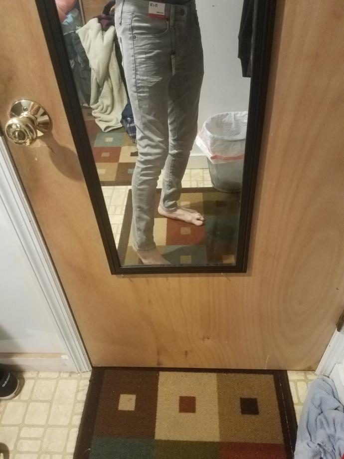 What colors goes with grey jeans?