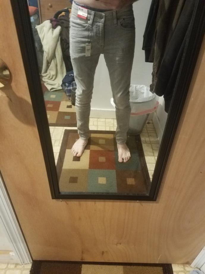 What colors goes with grey jeans?