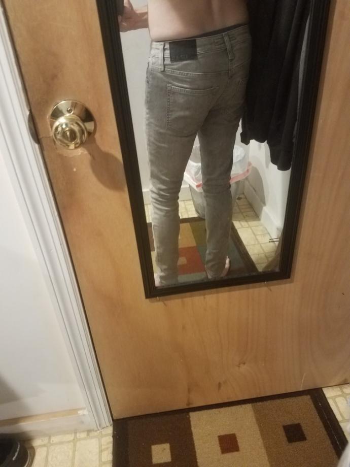 What colors goes with grey jeans?