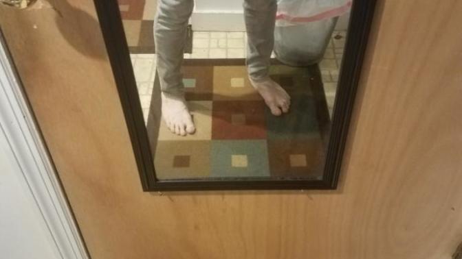 What colors goes with grey jeans?