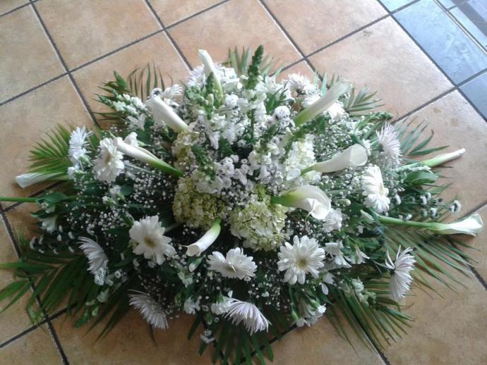 Which sympathy flowers it is more appropriate to give the family of a deceased person?