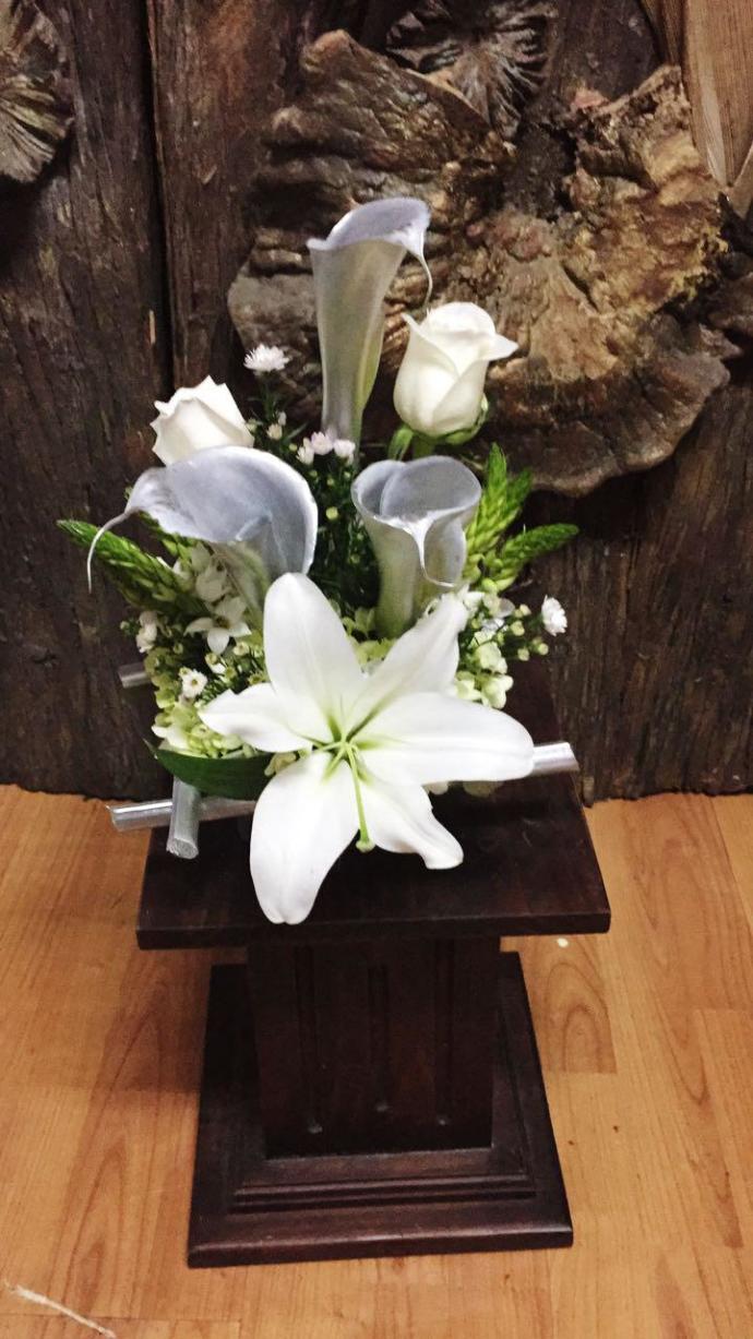 Which sympathy flowers it is more appropriate to give the family of a deceased person?