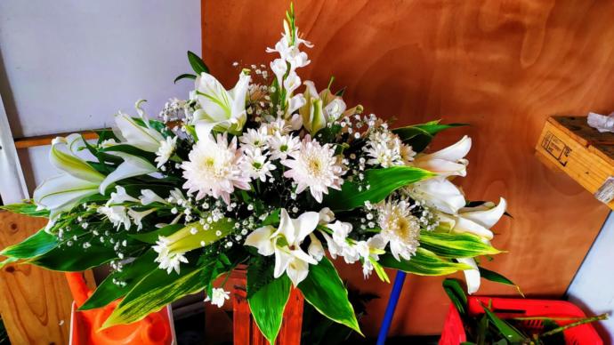 Which sympathy flowers it is more appropriate to give the family of a deceased person?