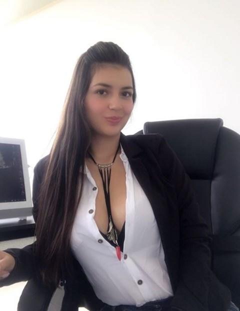 Which way is Columbian model, Stefania Sanchez, best dressed?