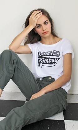 Do men prefer girly girls or tomboys?