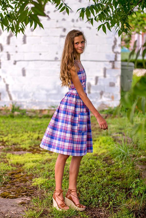 Which of these skirts or dresses should a girl choose to wear to her junior or senior prom?