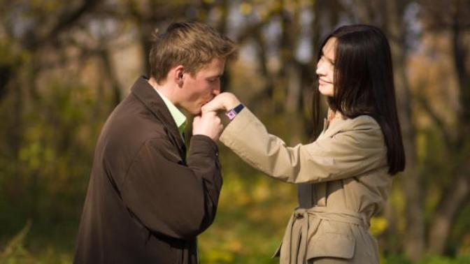 Girls, how would you react if a guy kissed your hand instead of shaking it, like they do in the old fashioned movies where the men are "chivalrous"?