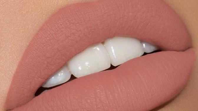 Guys, do you find matte lips or glossy lips more attractive on girls?