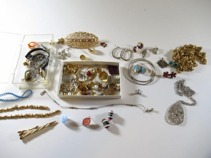 New auction , not great but I think there is gold and silver in it. ?