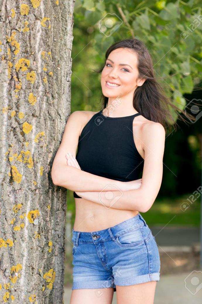 When women wear black tops, is it better to wear dark or light shorts with it?