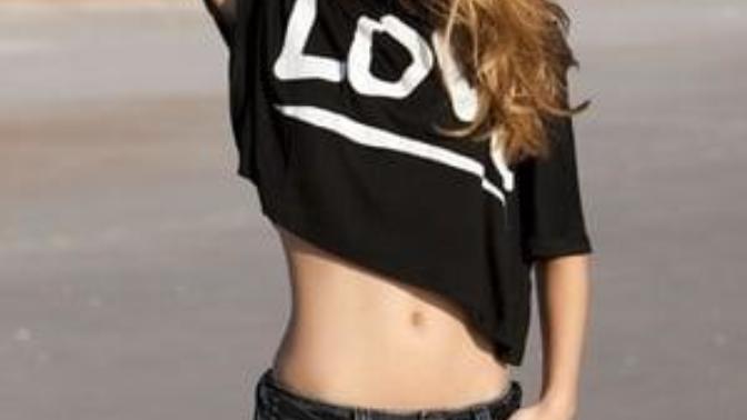 When women wear black tops, is it better to wear dark or light shorts with it?