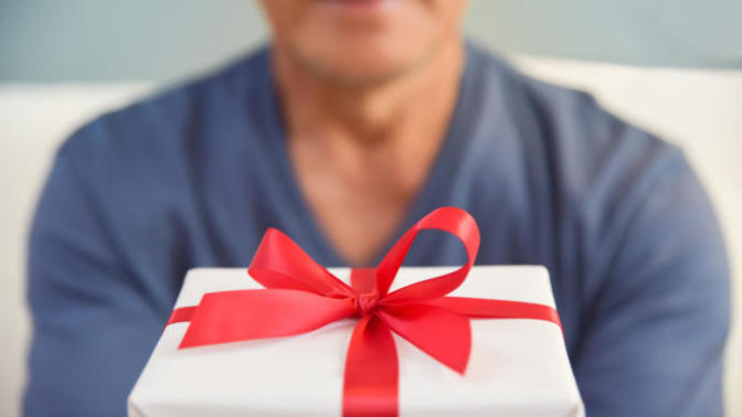 What’s a cheap birthday present for girlfriend?