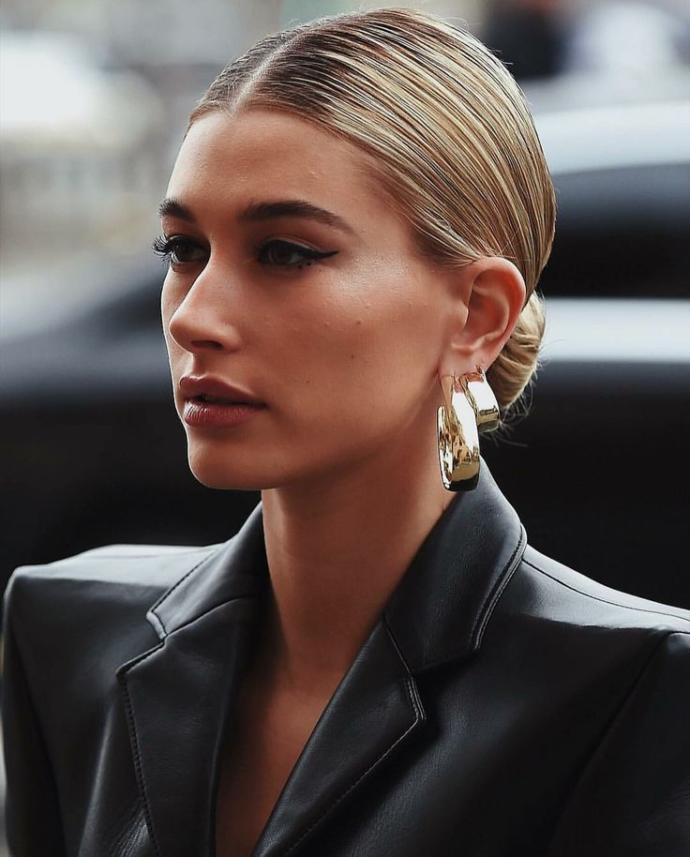 Is a tight low bun pretty/attractive?