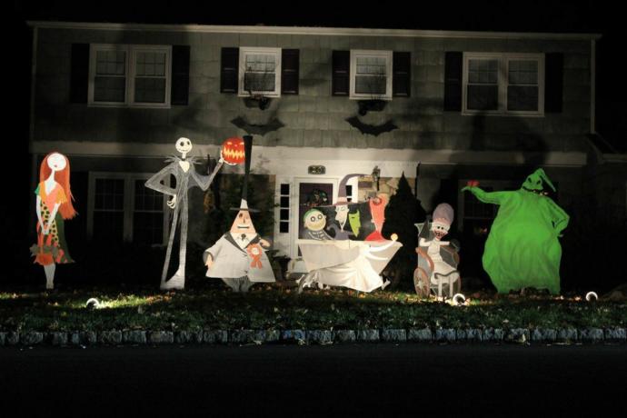 Out of these 7 options, which is your favorite outdoor halloween decorations?