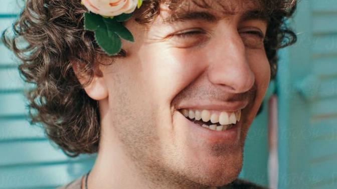 Guys, would you wear a flower in your hair all week for a million dollars?